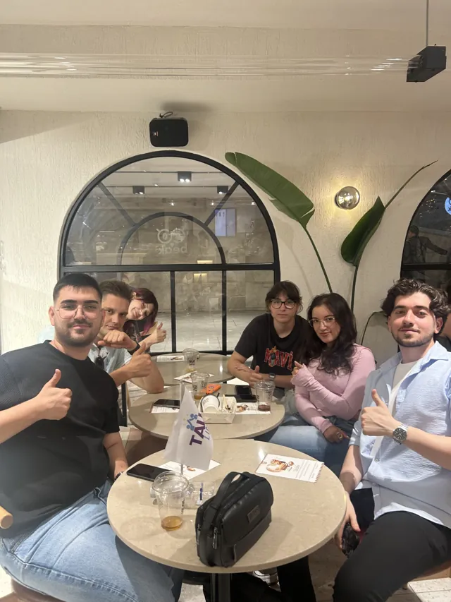 TalkLine masasında bir araya gelen katılımcılar