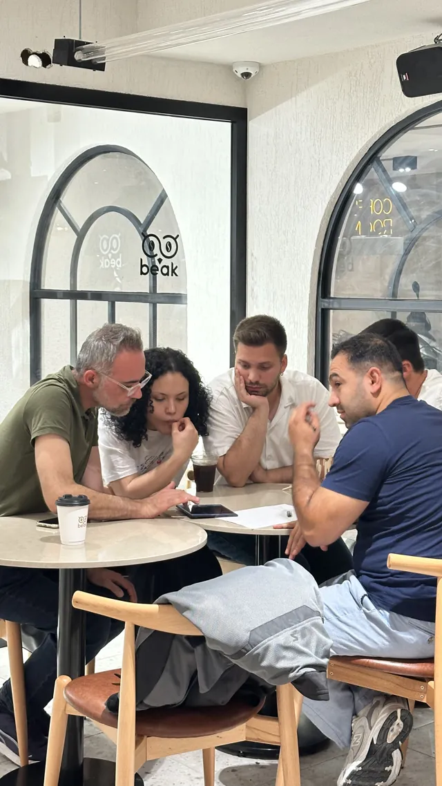 Etkinlikte birlikte soru kartlarını inceleyen katılımcılar